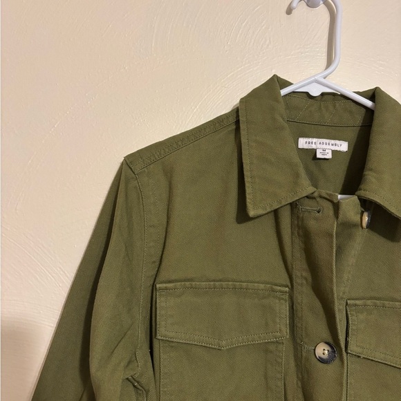 Green Midi Dress with Structured Silhouette and Belted Waist - Picture 6 of 8